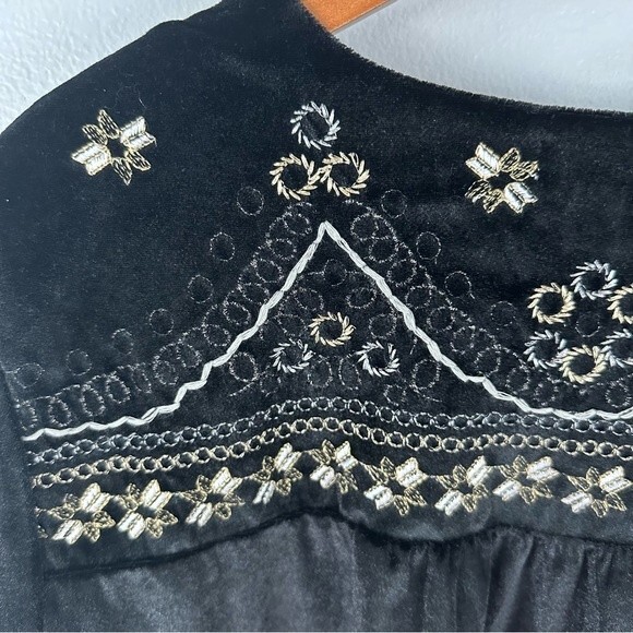 Curations Black Embroidered Velvet Blouse NWT Size Large - Picture 6 of 13